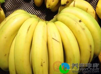 香蕉含有一定量5-羟色胺及合成5-羟色胺的物质，能使人心境变得舒畅，有助防治抑郁症