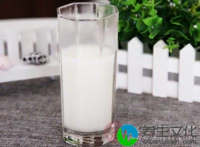 而日常生活中，钙的最佳来源是牛奶、酸奶和奶酪。幸运的是，低脂或脱脂牛奶含有最多的钙