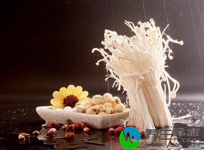 金针菇的菌伞上含有一种叫“鸟苷-5-磷酸”的增鲜剂，在味鲜上远胜于一般其他食用菌