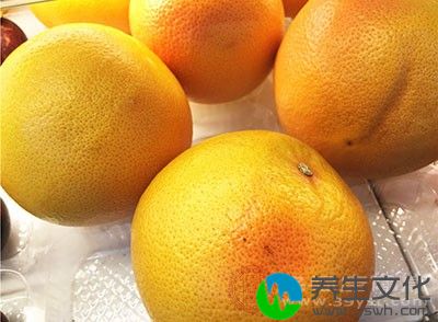 葡萄柚里面含有丰富的维生素C，不仅仅可以维持红血球的浓度，使得身体特别具有抵抗力，更加可以抗压，最为重要的是维生素c是制造多巴胺与肾上腺素的重要原料