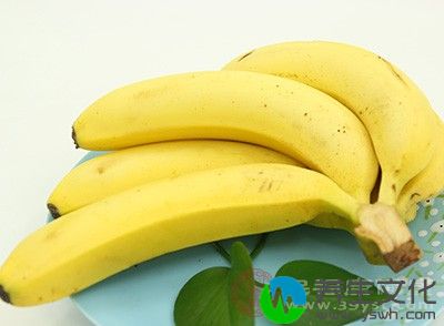 香蕉中含有大量的营养物质，男人在压力大的时候不妨吃些香蕉，因为吃香蕉可以振奋精神和增强信心。而且香蕉是色胺酸和维他命B6的超级来源，吃香蕉能减少产生忧郁的情形
