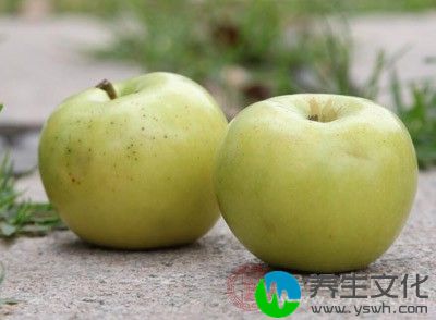 苹果。科学家经过实验发现，“红皮”瓜果蔬菜中所含的某些植物成分，可以有效遏制肿瘤细胞中蛋白质的生长
