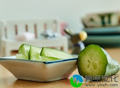 把新鲜的黄瓜简单用糖腌一下，或者直接加冷开水在榨汁机中取汁直接饮用