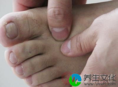 洗脚后，双手搓热，轻揉搓相关部位或穴位