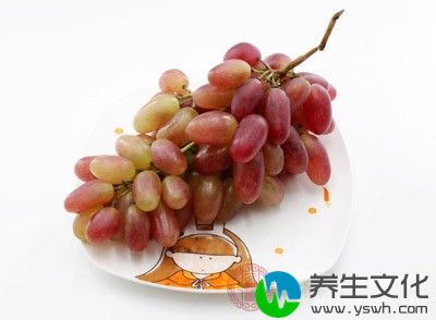 葡萄有利小便的功效，在初秋季节，适当多吃一些，可以帮助人体排出毒素，消除内热