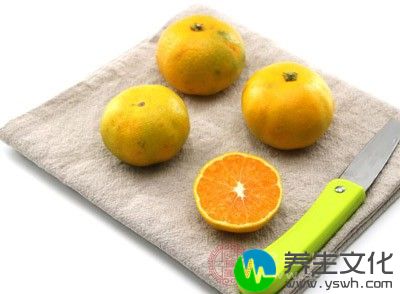 橘子中含有果胶成分，能帮助尽快排泄脂类及胆固醇