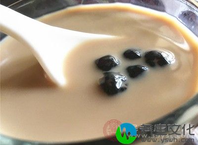 目前市面的珍珠奶茶多是用奶精、色素、香精和木薯粉(指奶茶中的珍珠)及自来水制成