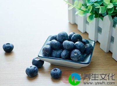 新鲜的野生蓝莓有的发酸，为消除这种酸酸感觉