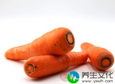 胡萝卜里面含有维生素C分解酶，也就是说它可以分解掉维生素C