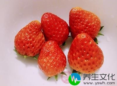 草莓果肉酸甜多汁，含有多种有机酸