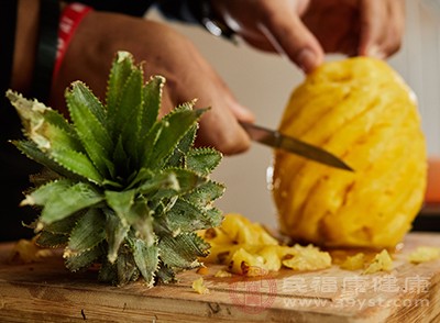 菠萝的功效与作用 菠萝为什么用盐水泡
