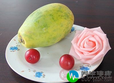 生食木瓜可纾解喉咙不适，而如果把木瓜用冰糖炖
