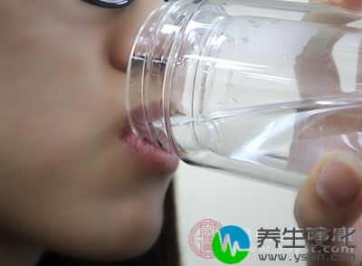 多喝水可补充体液，增强血液循环