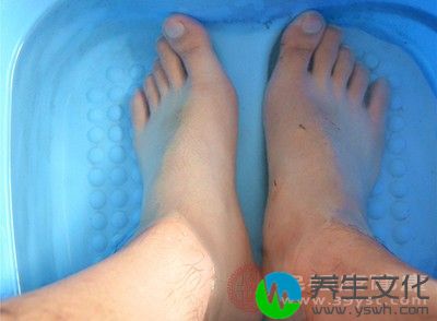 生姜泡脚对风湿也具有治疗的效果