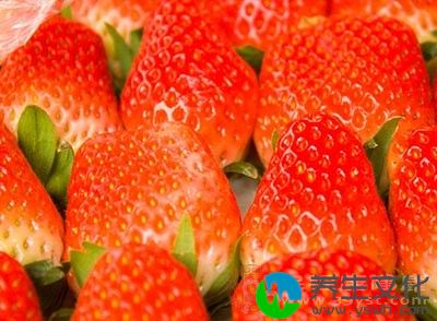 草莓和樱桃都含有极为丰富的维生素C等元素