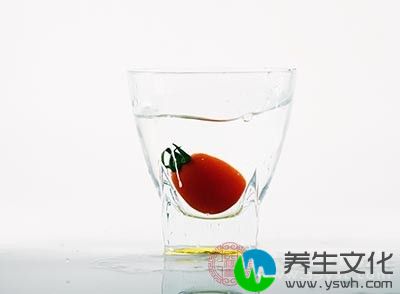 番茄含番茄红素及胡萝卜素，它们都是抗氧化剂