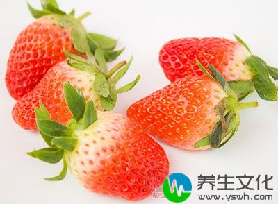 在每百克草莓中，维生素C的含量高达50~100毫克