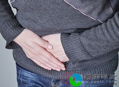 刺激胃酸和胃蛋白酶的分泌，进而加重胃粘膜的损伤