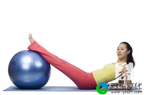 用瑜伽球怎么减肥 6个动作让您完美修身