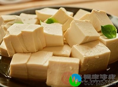 菠菜尽量不要和奶制品放在一起吃，像豆腐