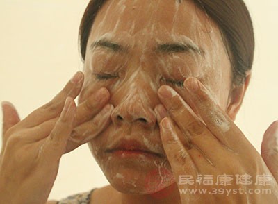 用醋洗脸的好处 想要皮肤紧致可以用这个洗脸