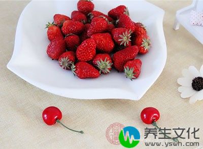 草莓性凉，过量食用容易引起肠胃功能紊乱