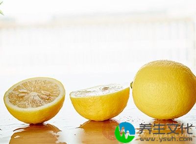 平时多吃一些柠檬或是用柠檬敷脸可以起到美白的作用
