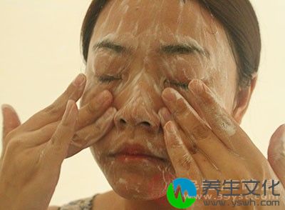 清理自己的皮肤首先我们应该使用温水将面部打湿