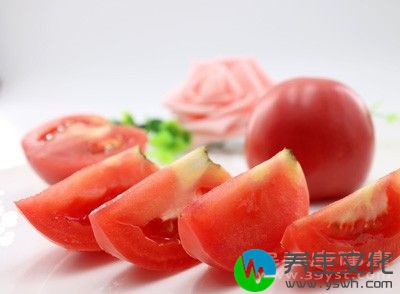 清热利湿的食物有西瓜、苦瓜、乌梅、草莓、西红柿
