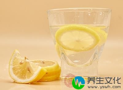 在平时多吃一点柠檬可以帮助我们排毒养颜