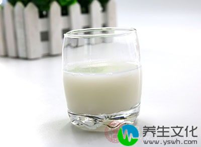 牛奶、酸奶含有可抑制体内合成胆固醇还原酶的活性物质