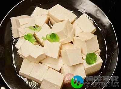 做法：将豆腐用水焯一下后放入碗中