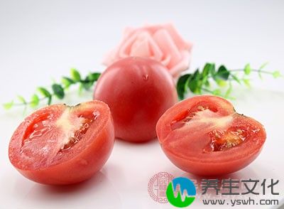 西红柿与白酒同吃，可能会出现胸闷、气短等症状