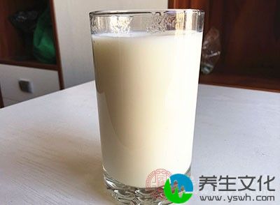 牛奶是优质蛋白质、核黄素、钾、钙、磷、维生素B12、维生素D的极佳来源