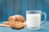 牛奶怎么选？纯牛奶、高钙奶、脱脂奶？