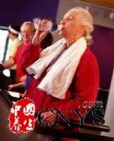 老年人锻炼后应小口喝水