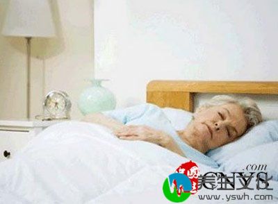 老人几种错误的睡觉方式有害健康
