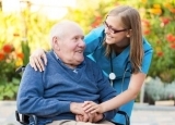 如何照顾家里瘫痪的老人  精神安慰很重要