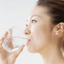夏季多喝水能远离四种困扰 能够缓解失眠