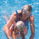 大暑节气养生五运动 游泳玩健身球