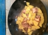 猪头肉炖土豆的做法