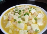 咸蛋黄鲜虾烩豆腐的做法