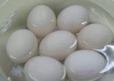 鸡蛋煮熟后为什么不能用冷水泡?