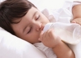 宝宝喜欢躺着喝奶？ 当心孩子患上中耳炎！