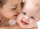 给宝宝进行有规律的抚触  可助其增强免疫力